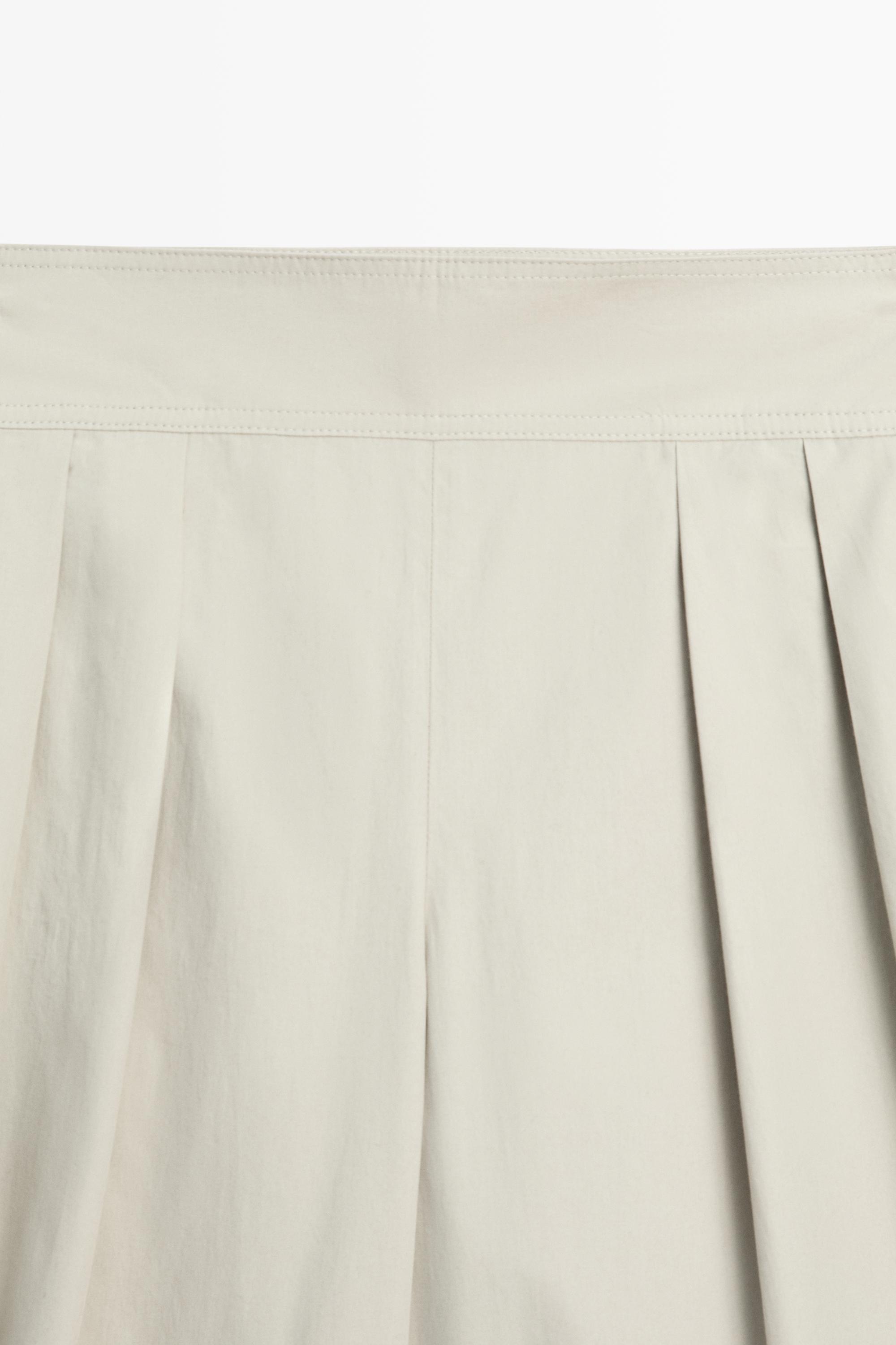 Pantalon large plissé avec ceinture
